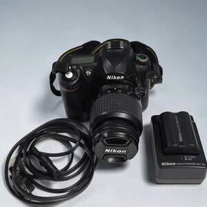 Nikon D50 Digital SLR Camera 6.1MP w/ AF-S DX Nikkor 18-55mm f/3.5-5.6GII Lens